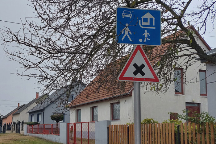 Sokan nem tudják, de ez a tábla is sebességkorlátozást jelent