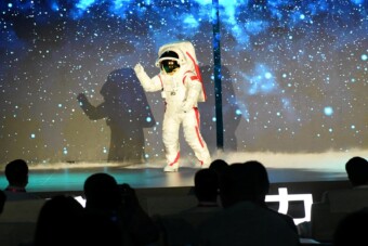 Ilyen ruhákban mennének a Holdra a kínaiak