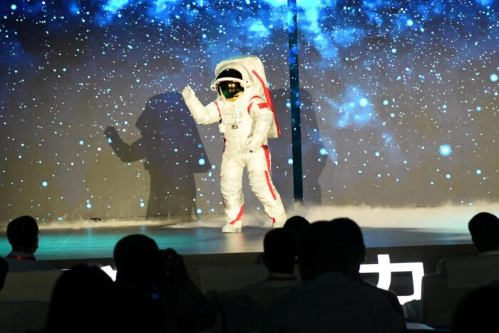 Ilyen ruhákban mennének a Holdra a kínaiak