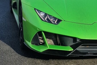 Száguldozott az esküvő napján, bukta a Lamborghinit