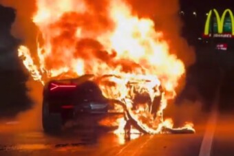 Az autópályán nyelt el a tűz egy 200 milliós Lamborghinit