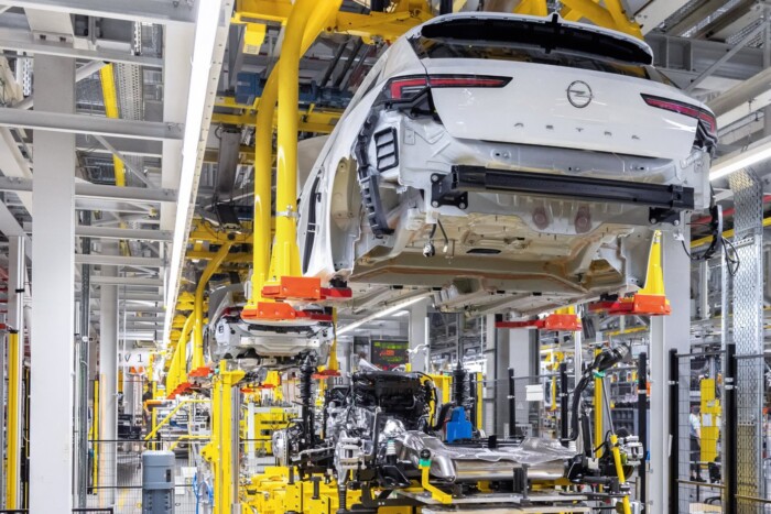 Kész beáldozni benzines autóit a Stellantis