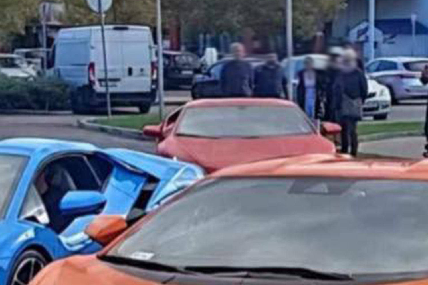 400 milliós parkolás egy borsodi Tesco előtt