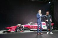 Összkerékhajtásra állnak át az új versenygépek. Balra Tommaso Volpe, a Nissan Formula-E csapatának főnöke. jobbra Norman Nato, a japán márkához visszatérő versenyző