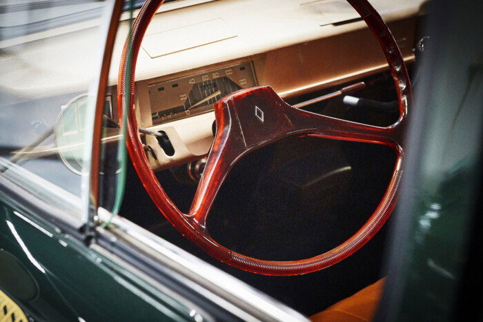 Kosárral várja a friss kenyeret ez az autó 15