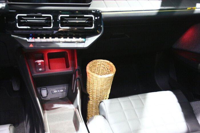 Kosárral várja a friss kenyeret ez az autó 16