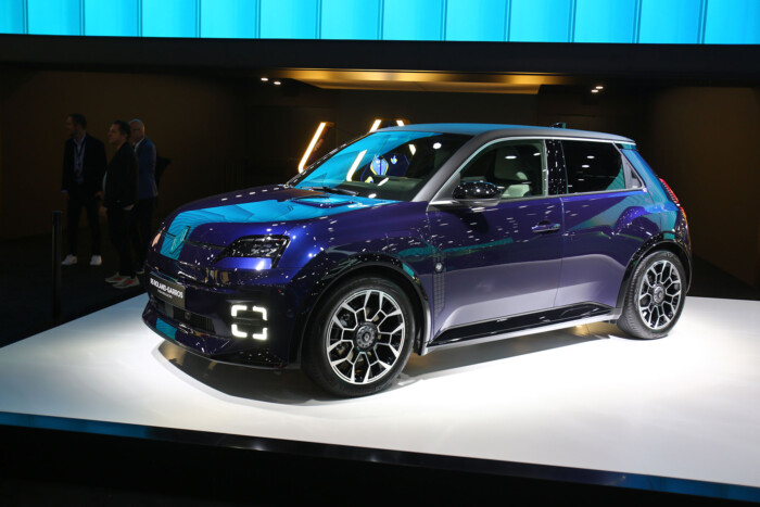 Kosárral várja a friss kenyeret ez az autó 11