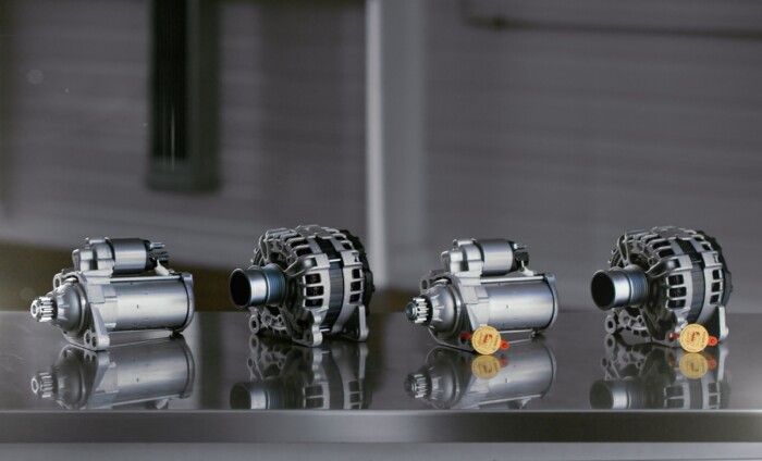 Simán beépít használt alkatrészt az autódba a szerelő 11