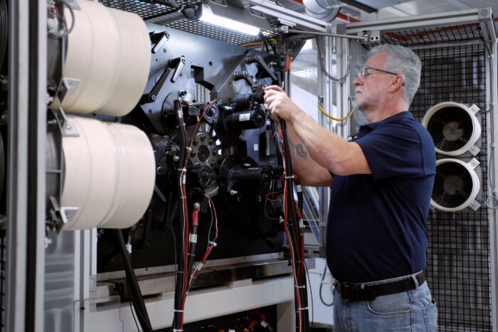 Simán beépít használt alkatrészt az autódba a szerelő 6