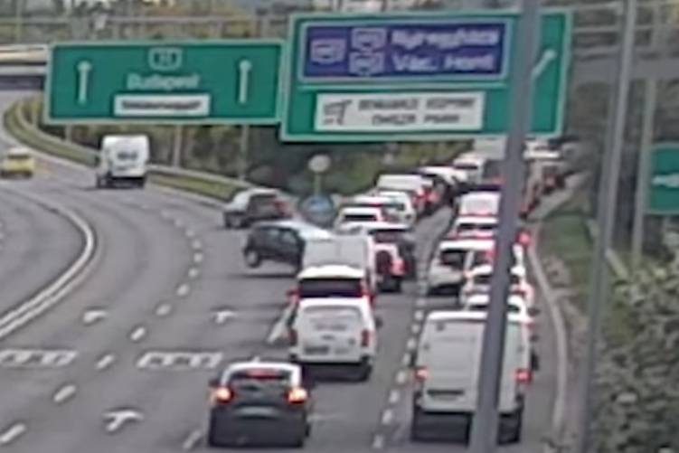 Rosszul lett a 11-es főúton, hét autót tört össze