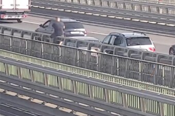 Baleset után felült a szalagkorlátra az M0-son