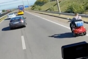 Rokkantkocsival szédelgett egy bácsi az M4-esen