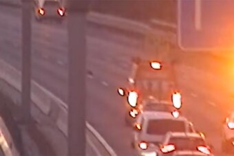 Így takarítják el a veszélyes akadályt az M0-sról