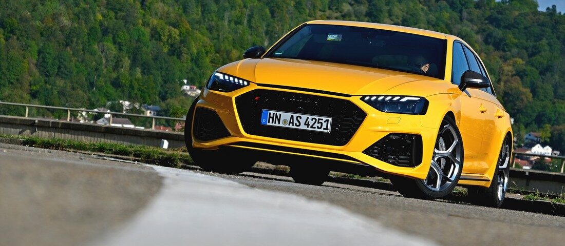 300-zal döngető sárga villanás – Audi RS 4 25 Years