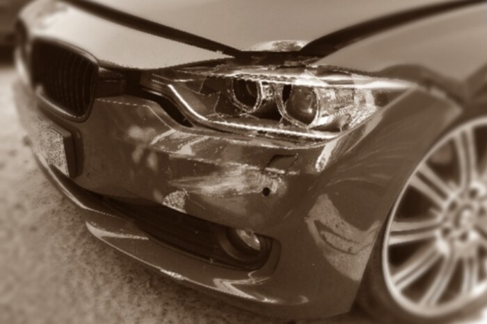 Szerelőnél hagyta a BMW-t, egymillió a kára