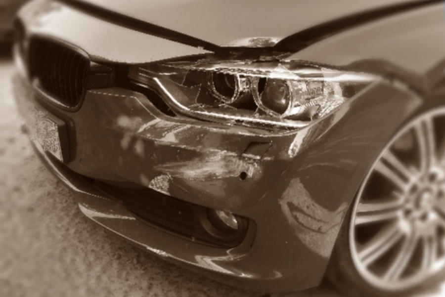 Szerelőnél hagyta a BMW-t, egymillió a kára