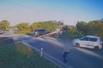 Jött a vonat, életveszélyes mutatványba kezdett