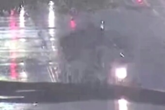 Egyik pillanatról a másikra tűnt el az út egy autó alól