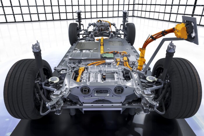 Innovatív motorokkal érkezik az új Mercedes 9