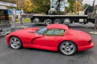 28 évig pihent oszlopra tűzve egy zsír új Dodge Viper 12