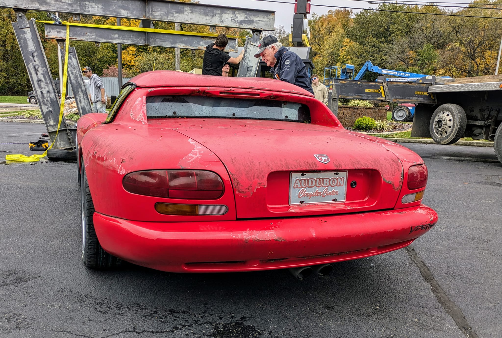 A fat new Dodge Viper 7 has been resting on a pole for 28 years