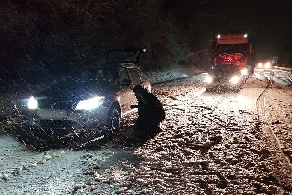 A hóesésben cserélte le a nyári gumikat az M1-en