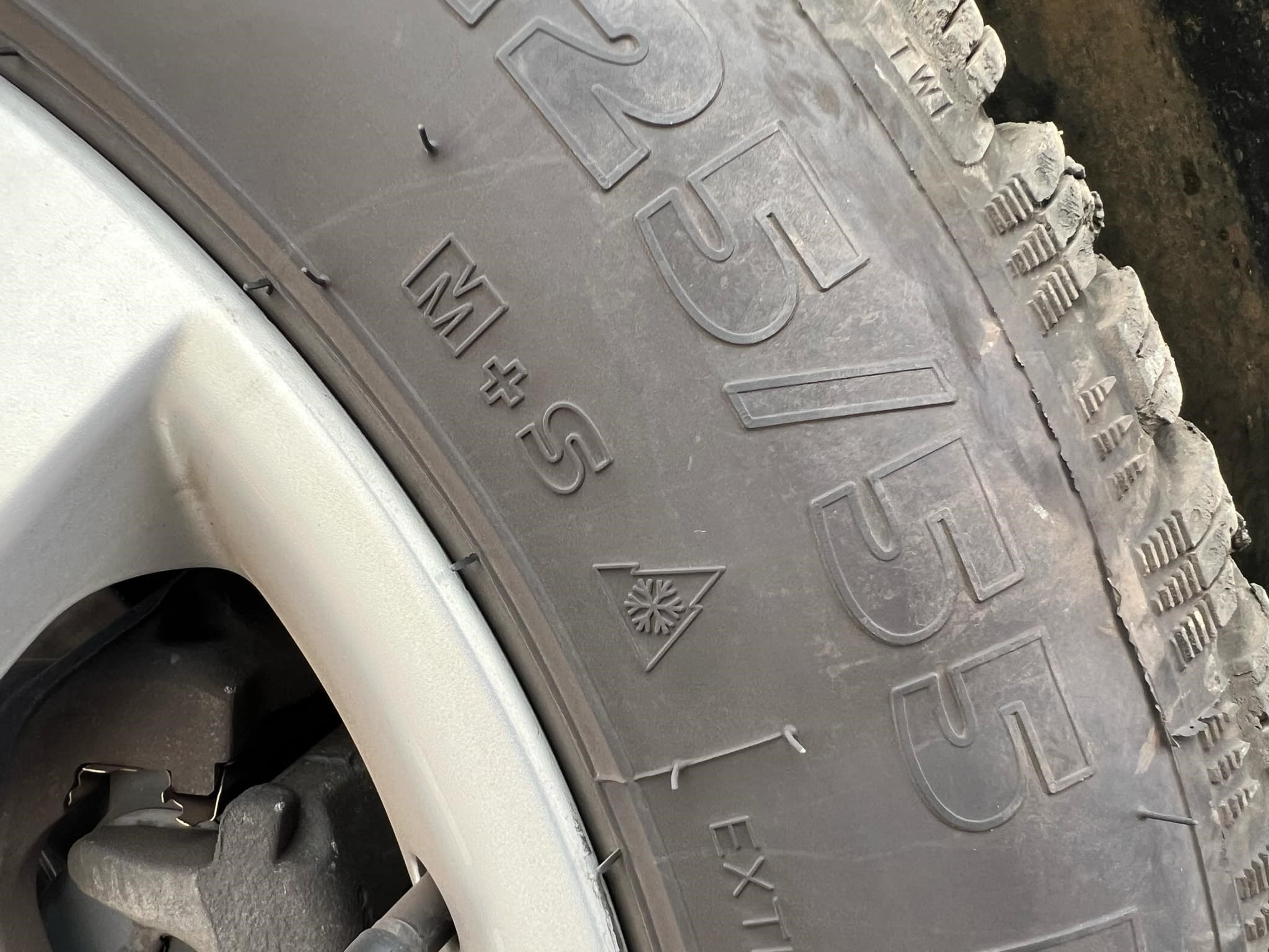 Bírság jár érte, ha ez hiányzik a téli gumidról – Ellenőrizd! 3