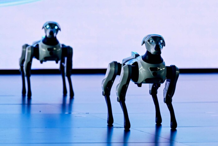 Már robotjai is vannak a kínai autógyártónak 4