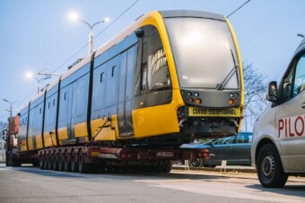 34 méteres új villamos érkezett Budapestre