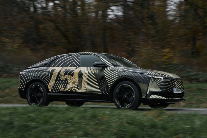 Államtitokként rejtegeti újdonságát a DS 7 | Vezess Államtitokként rejtegeti újdonságát a DS 7