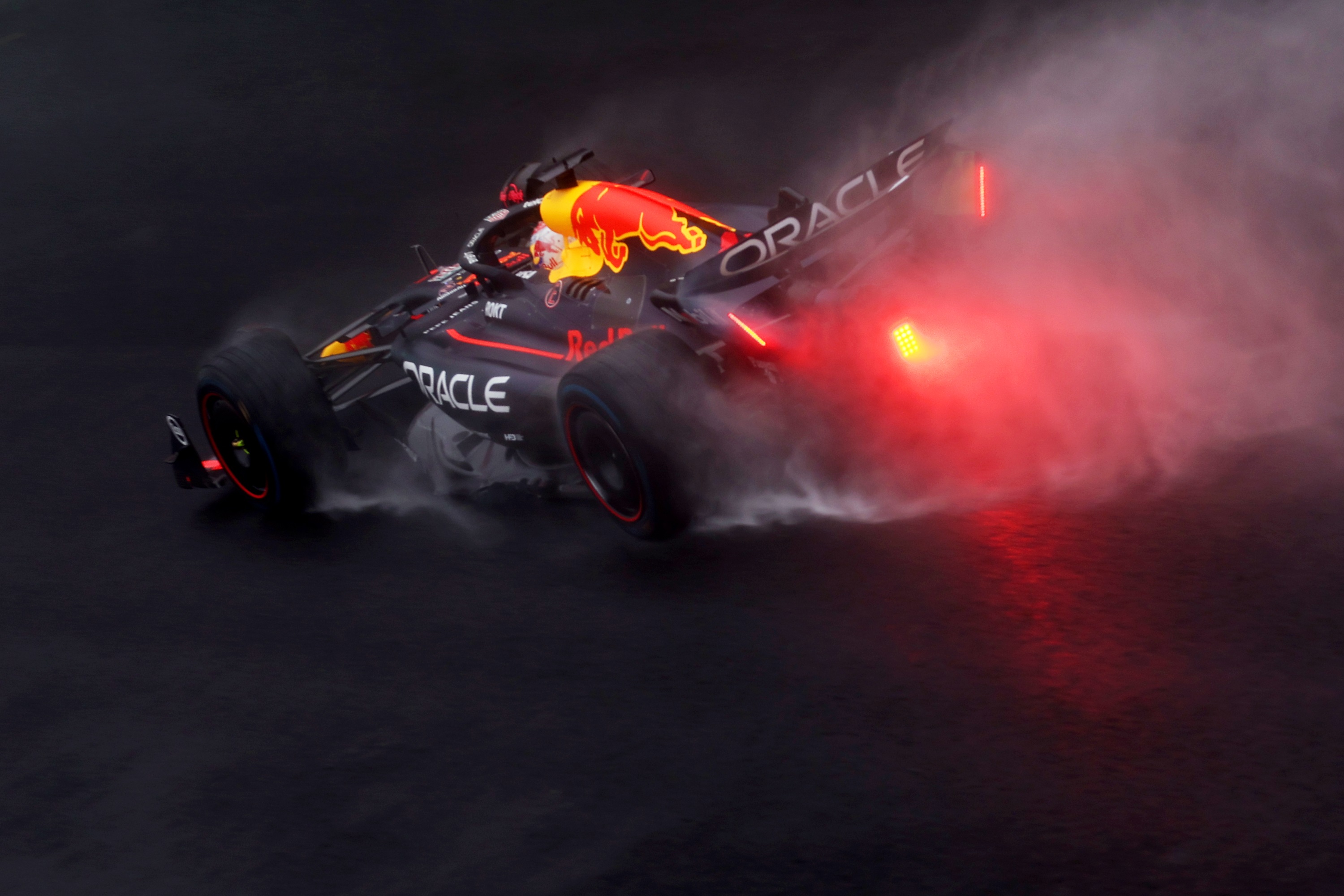 F1: Verstappen előrébb jött az átalakult rajtrácson