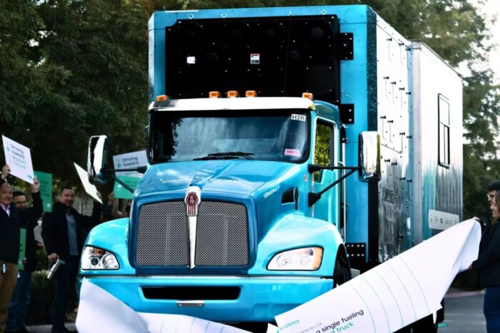 Elindultak a kamionnal, világrekord lett belőle