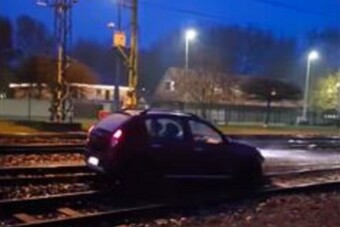 Most Siófokon hajtott a sínekre egy idős autós