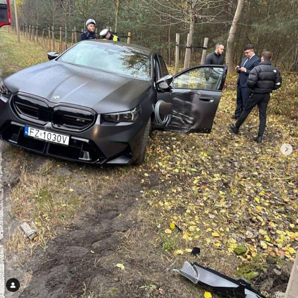 A kereskedés alkalmazottja zúzta le az 50 milliós autót 1