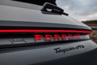 Alul-felül bővíti kínálatát a Porsche Taycan 2