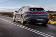 Alul-felül bővíti kínálatát a Porsche Taycan 22