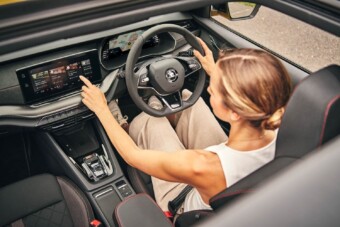 Hírolvasót „ültet” autóiba a Škoda