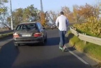 Az M3-as felhajtóján száguldozott egy rolleres
