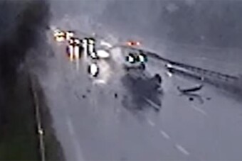 Szakadó esőben borult óriásit egy hazai autós