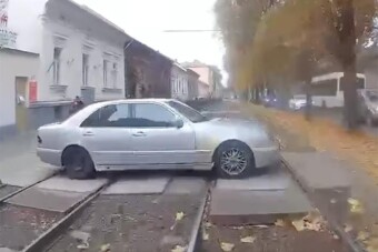 A villamos hiába csengetett, kihajtott elé egy autó
