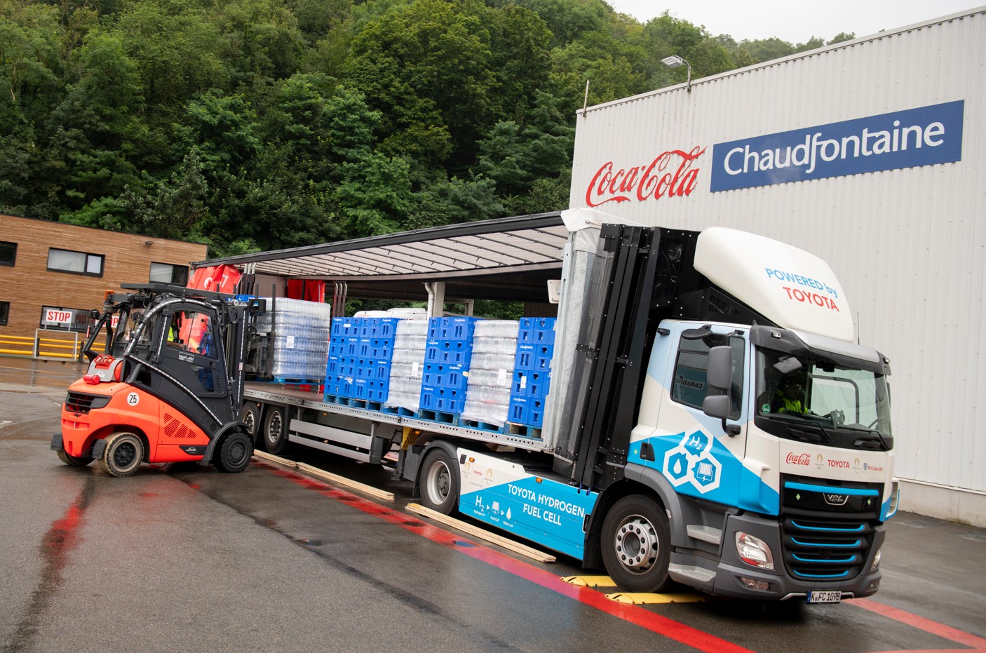 Vizet kipufogó járművet tesztel a Coca-Cola