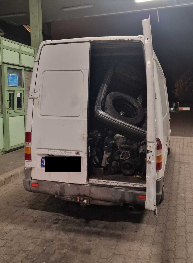 Rogyásig tömték a furgont, durva bírság repült 1