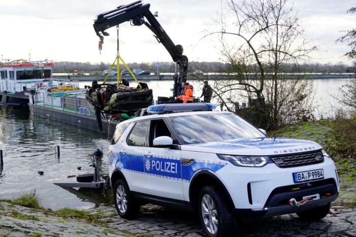 46 éves autót húztak ki a Dunából 6