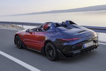 Szélvédő nélkül, 300 fölött száguld a legújabb Mercedes