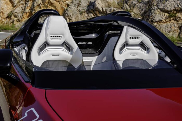 Ebben az autóban a kényelmetlenség is a luxus része 11