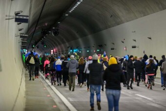 Gyalogosok lepték el az autópályát Sopronnál