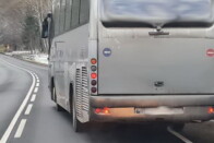 Horrorbuszt állítottak meg a rendőrök, nem hittek a szemüknek, mikor benéztek alá 2