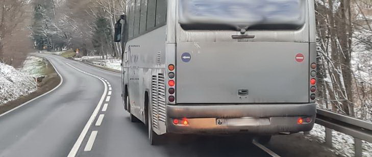 Horrorbuszt állítottak meg a rendőrök, nem hittek a szemüknek, mikor benéztek alá 1