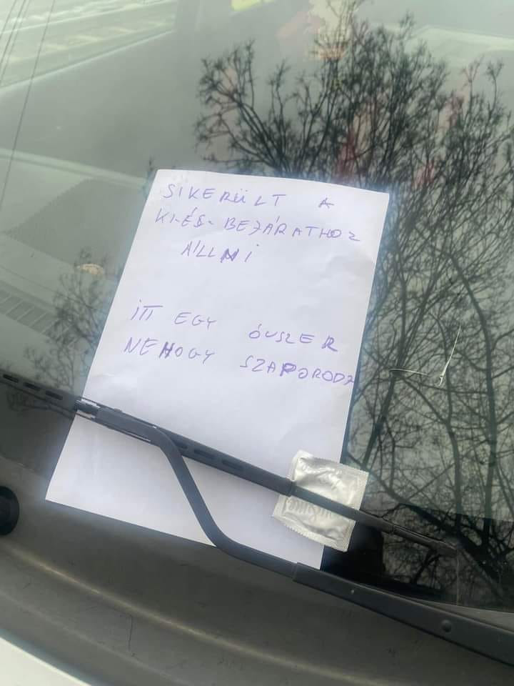 Óvszer landolt egy magyar autós szélvédőjén 1