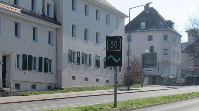 Ennek a ritka digitális KRESZ-táblának sok magyar autós is örülne 1